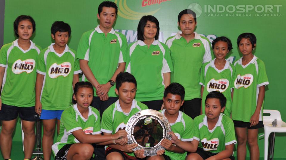 Taufik Hidayat dan para juara nasional Milo School Competition 2014  - INDOSPORT